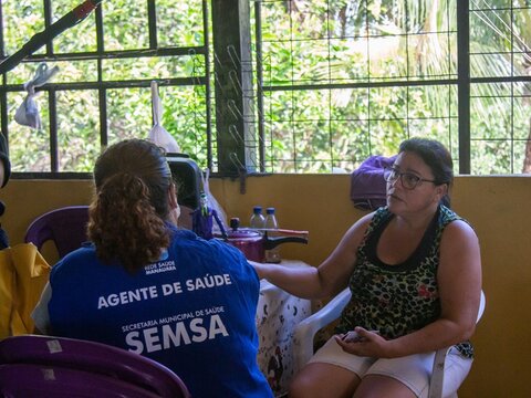 Dos mujeres en un centro de salud rural, Brasil