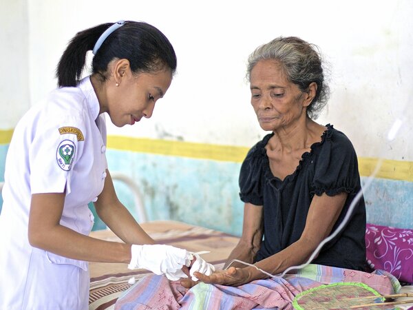 Nurse diagnozie malaria for a old lady 